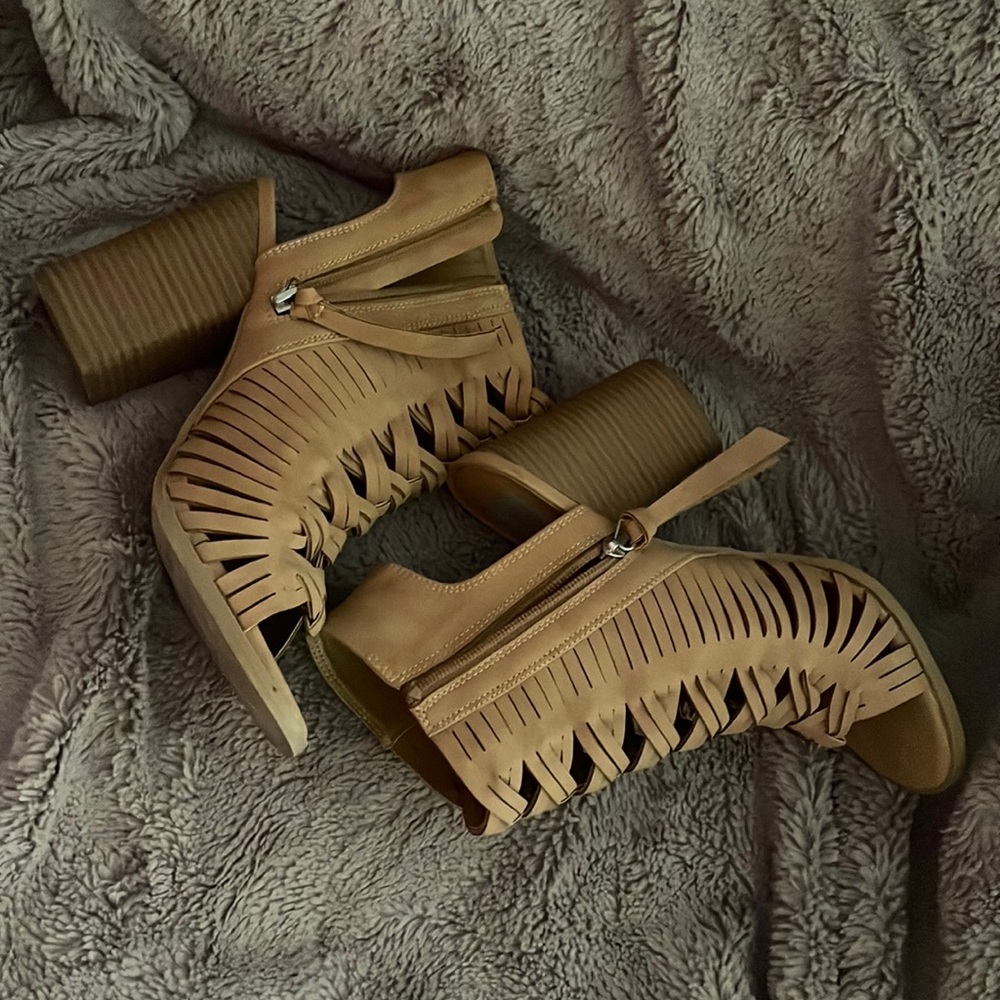 Dolce Vita Chunky Heel Open Toe and Heel Shoes - Picture 4 of 4